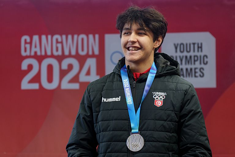 Jonathan Lourimi tout sourire avec sa médaille d'argent sur le podium de l'épreuve du Bobsleigh des JOJ de Gangwon 2024