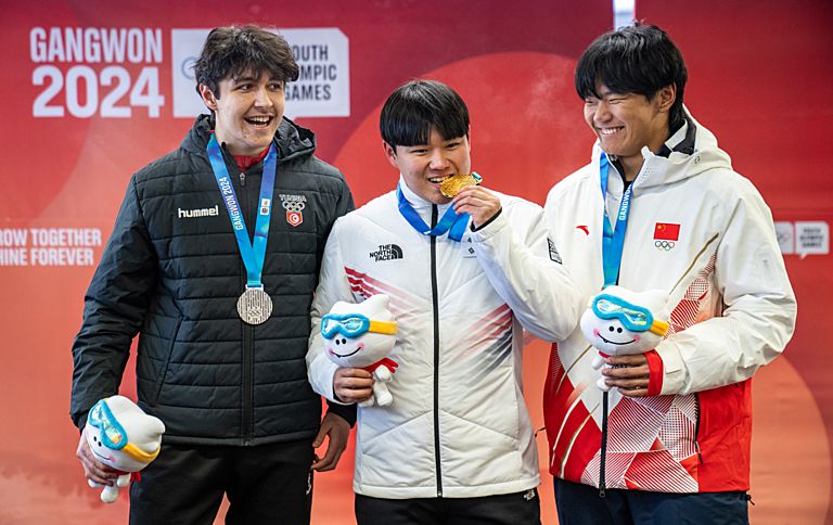 photo des 3 médaillés du bobsleigh (garçons) sur le podium des JOJ Gangwon 2024