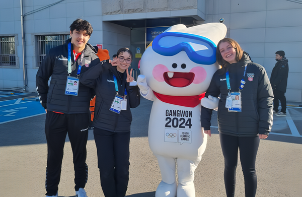 Jonathan Lourimi (G), Beya Mokrani (C) et Sophie Ghorbal (D) posent avec la mascotte des JOJ Gangwon 2024